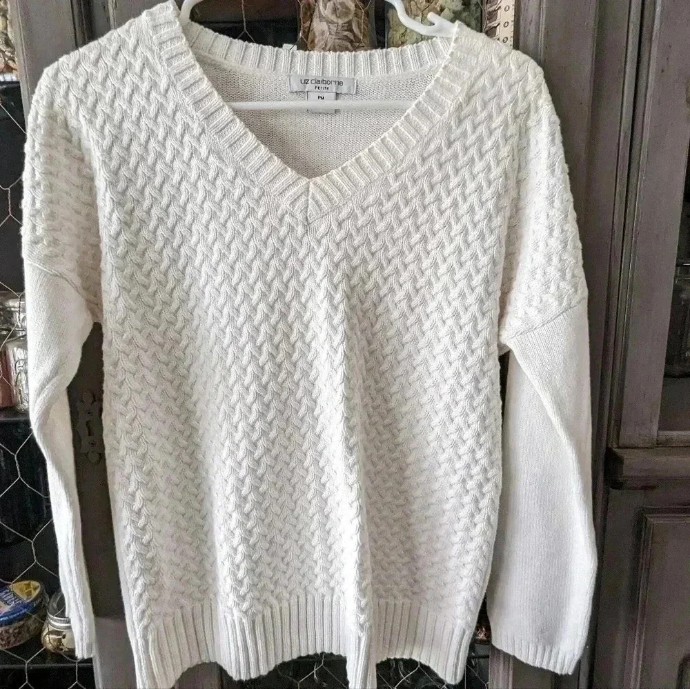 Liz Claiborne Knitted White V-Neck Sweater Size Medium Petite